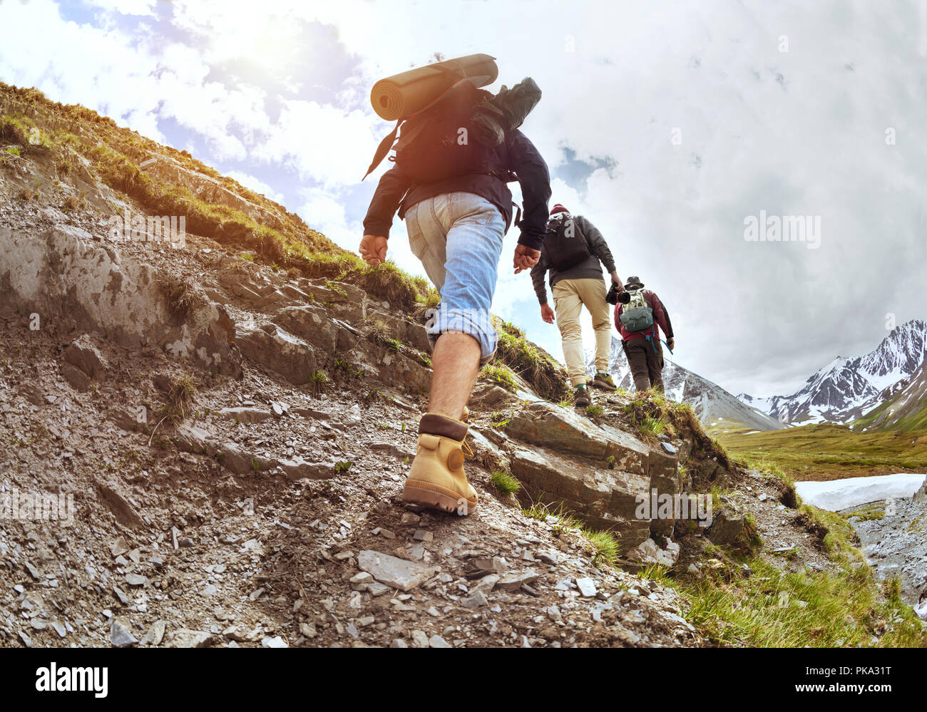 Gruppe der Touristen zu Fuß bergauf durch Trek Stockfoto
