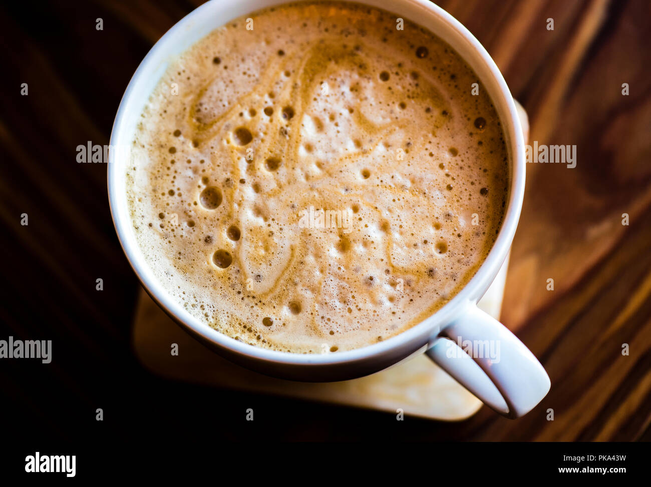 Schaum auf einen Cappuccino in einem weißen Porzellan Schale. Stockfoto