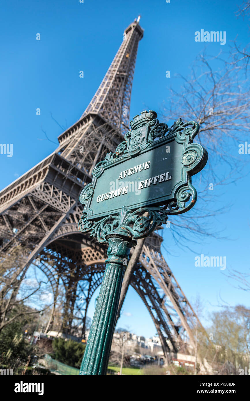 Der Eiffelturm und der Avenue Gustave Eiffel sowohl in Champ de Mars, Paris, Frankreich. Stockfoto