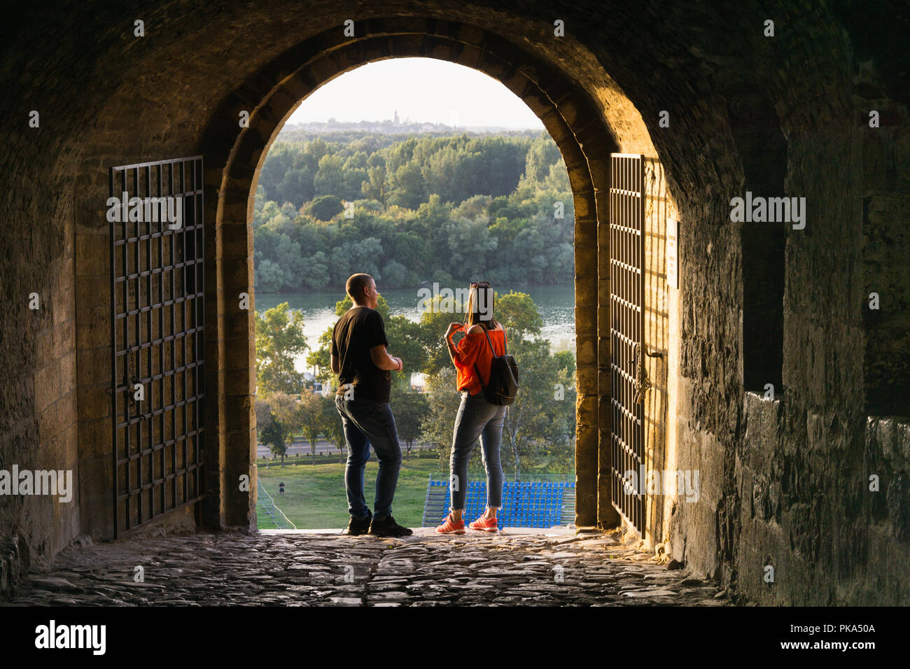 Touristen stehen am Tor der Defterdar der Belgrader Festung Kalemegdan. Serbien. Stockfoto