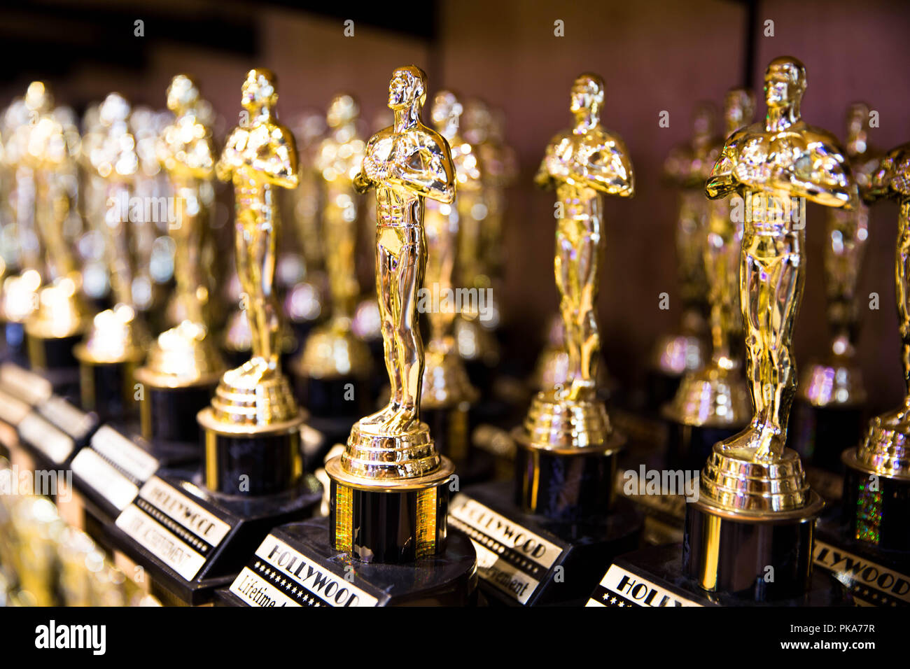 Hollywood, CA/USA - 26. Juli 2018: Golden Award oder Trophäe in einem Souvenirshop auf dem Hollywood Boulevard. Erfolg und Sieg Konzept Stockfoto