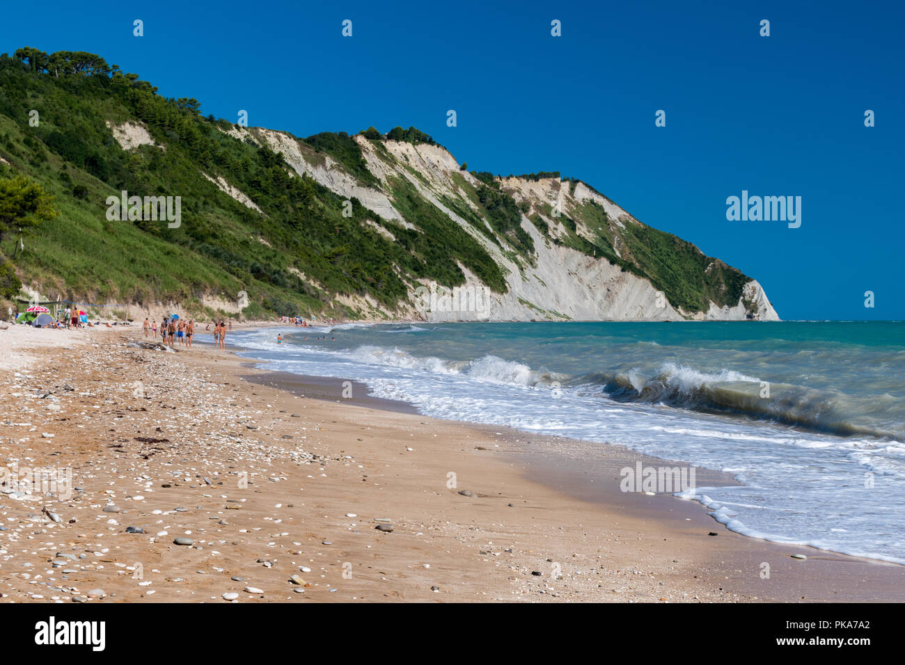 Die Mezzavalle Strand in der Conero Gebiet in der Nähe von Ancona im Sommer Stockfoto