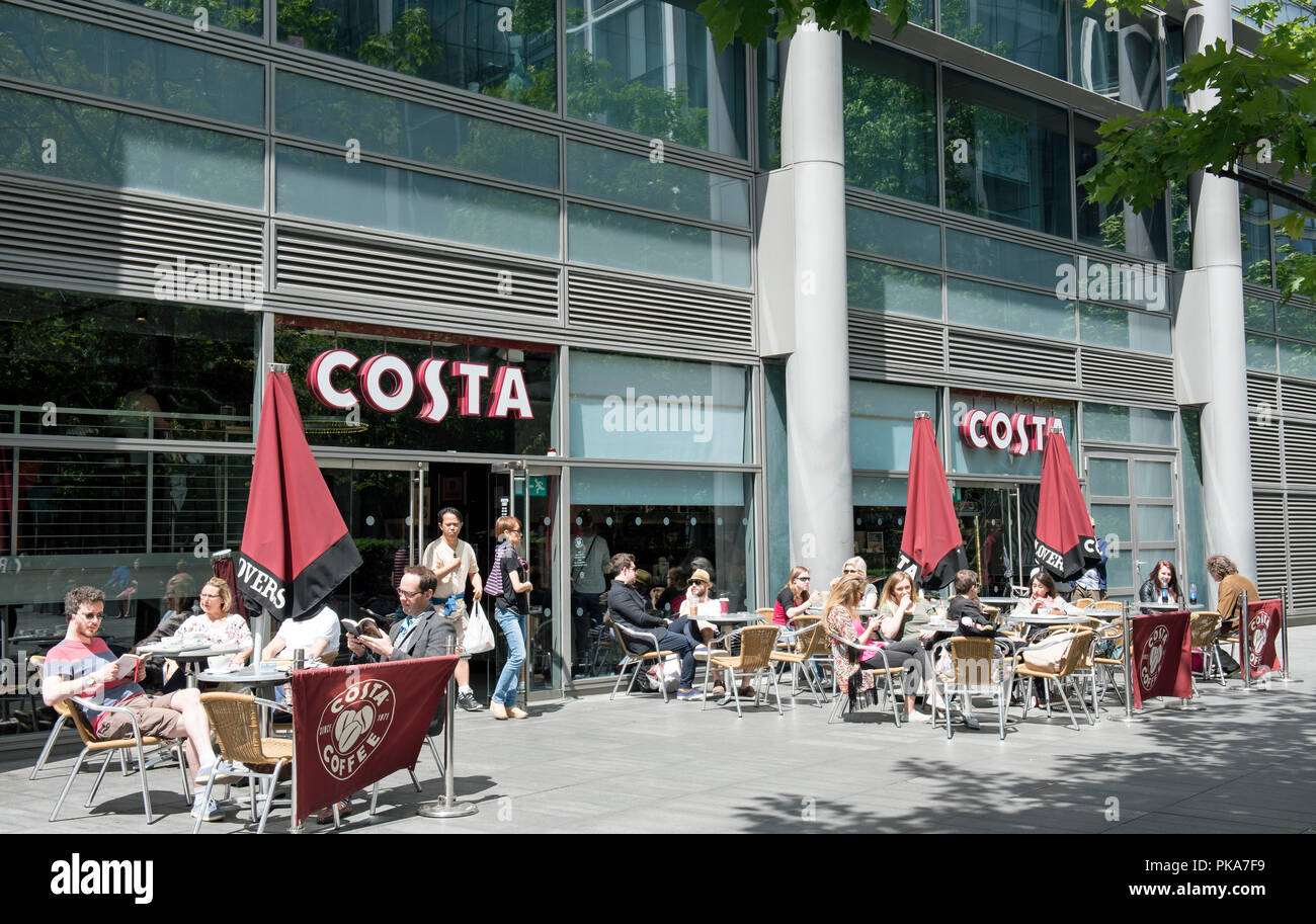 Menschen außerhalb Costa Coffee Shop, Bishops Square Spitalfields, London Borough of Tower Hamlets England Großbritannien Stockfoto