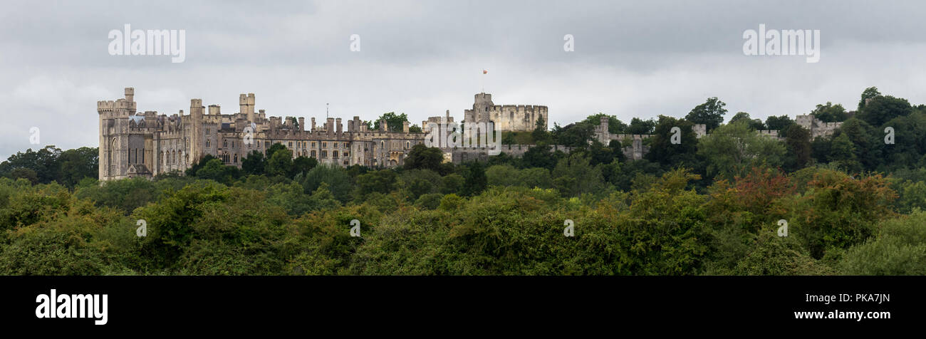 ARUNDEL, England, Großbritannien - 11 August 2018: Ansicht von Arundel Castle aus der östlichen Seite genommen. Stockfoto