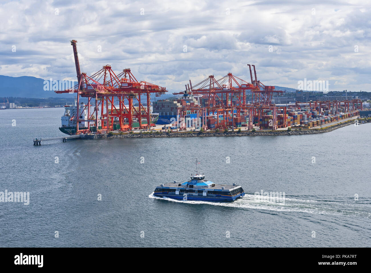 Die Burrard Otter II SeaBus in der Nähe von centerm Container Terminal, Hafen Vancouver, British Columbia, Kanada; Stockfoto