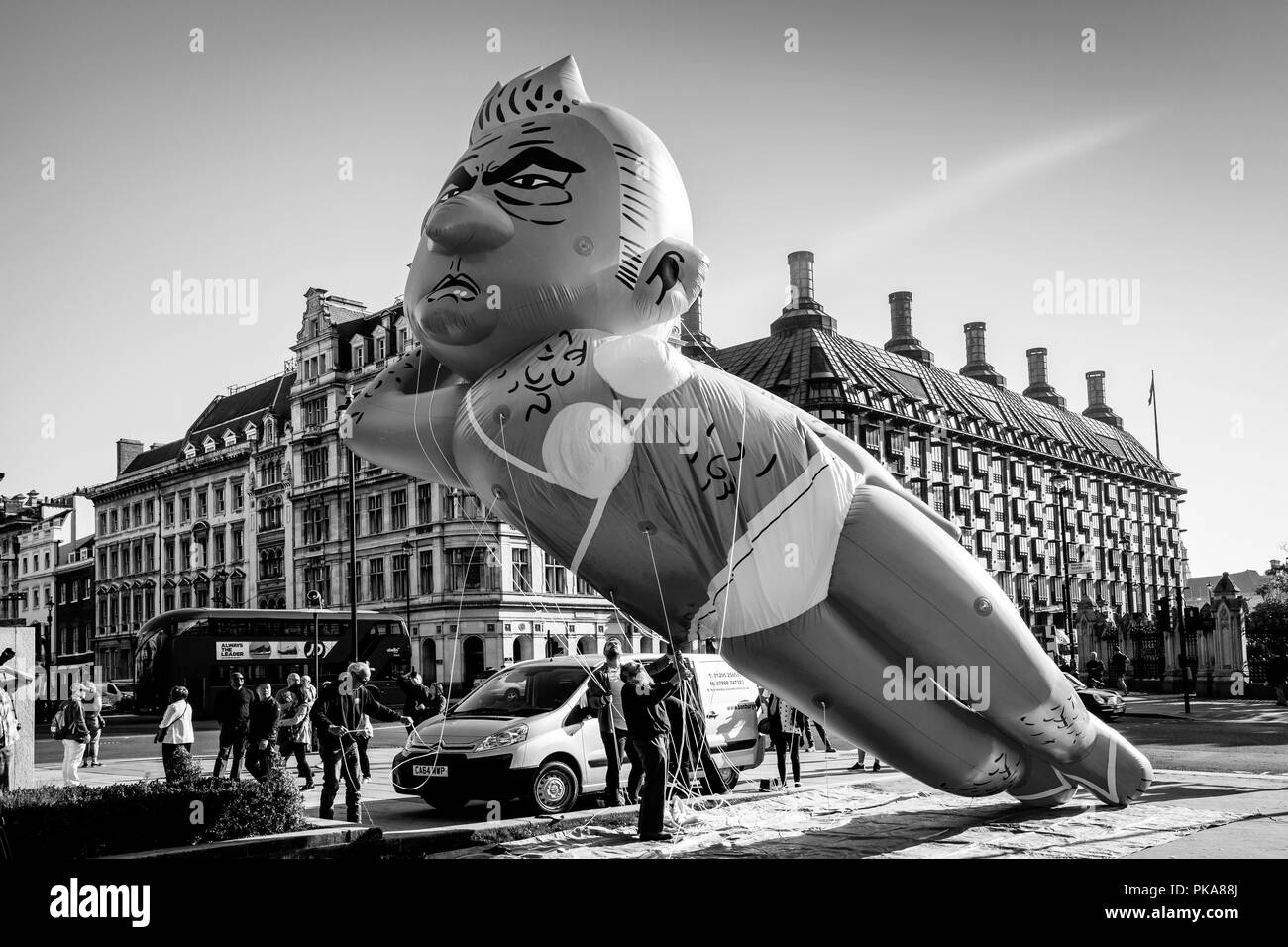 Die Demonstranten einen 29 ft. langen Bikini-Clad Blimp der Londoner Bürgermeister Sadiq Khan über Parliament Square, London, UK Fliegen Stockfoto