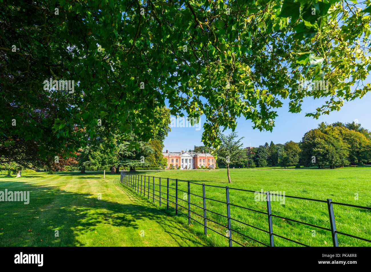 Avington Park Fassade und Portikus, eine Palladianische Villa Landhaus von Parks und Gärten im Avington in der Nähe von Winchester, Hampshire, UK umgeben Stockfoto