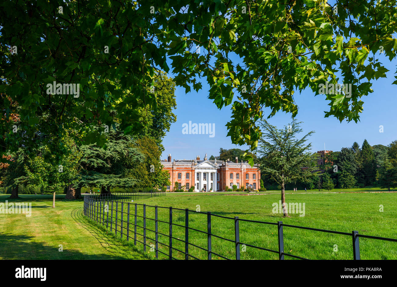 Avington Park Fassade und Portikus, eine Palladianische Villa Landhaus von Parks und Gärten im Avington in der Nähe von Winchester, Hampshire, UK umgeben Stockfoto