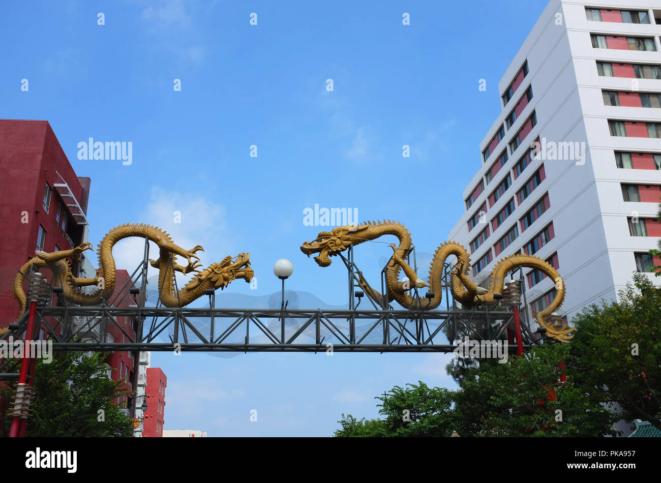 LOS ANGELES - Sept. 2, 2018: Twin Dragon Gate Gateon Broadway führt in die Herzen von Chinatown. Stockfoto