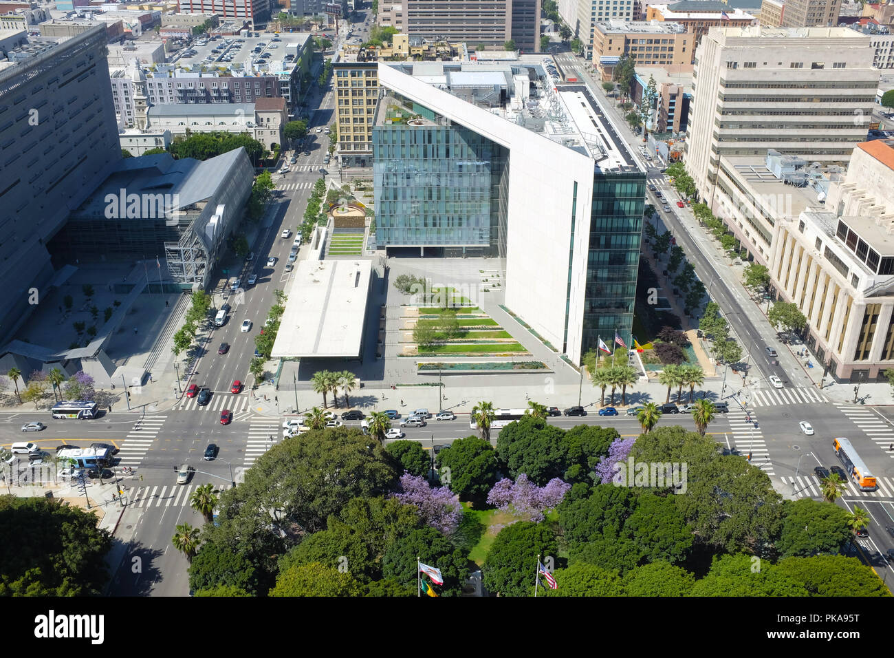LOS ANGELES, Kalifornien - 12. Juni 2018: Die Polizei Verwaltung, flankiert vom LADOT und LA Times Gebäude. Aus dem Rathaus gesehen. Stockfoto