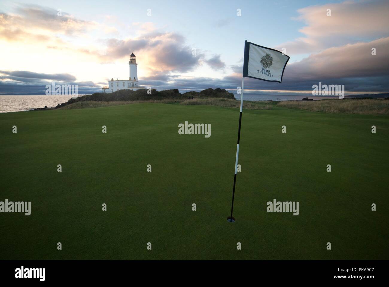 Golf Flagge Pin (Loch Platzierung Marker) im Trump Turnberry Golf Stockfoto