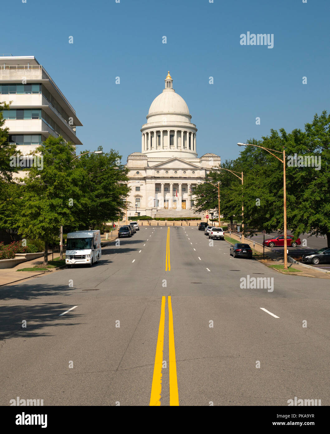 Wir sehen in der Mitte von West Capitol Avenue an der Arkansas State Capital Building Stockfoto