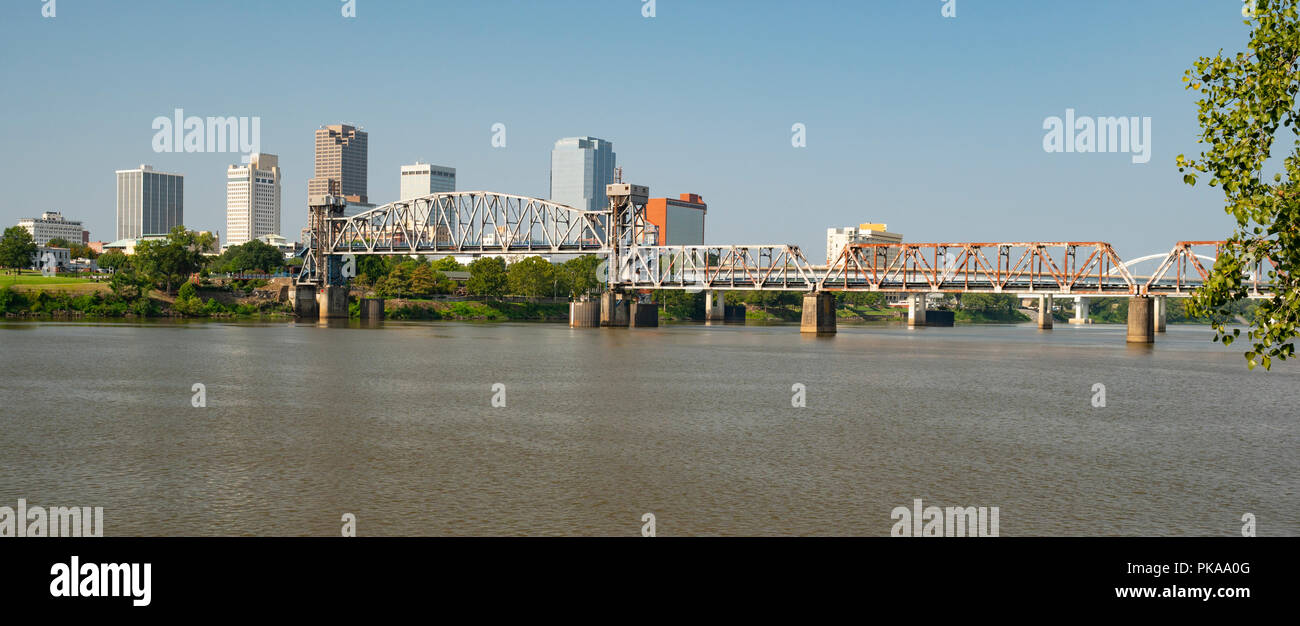 Es ist ein schöner Tag am Flussufer im State Capitol City von Little Rock, Arkansas Stockfoto