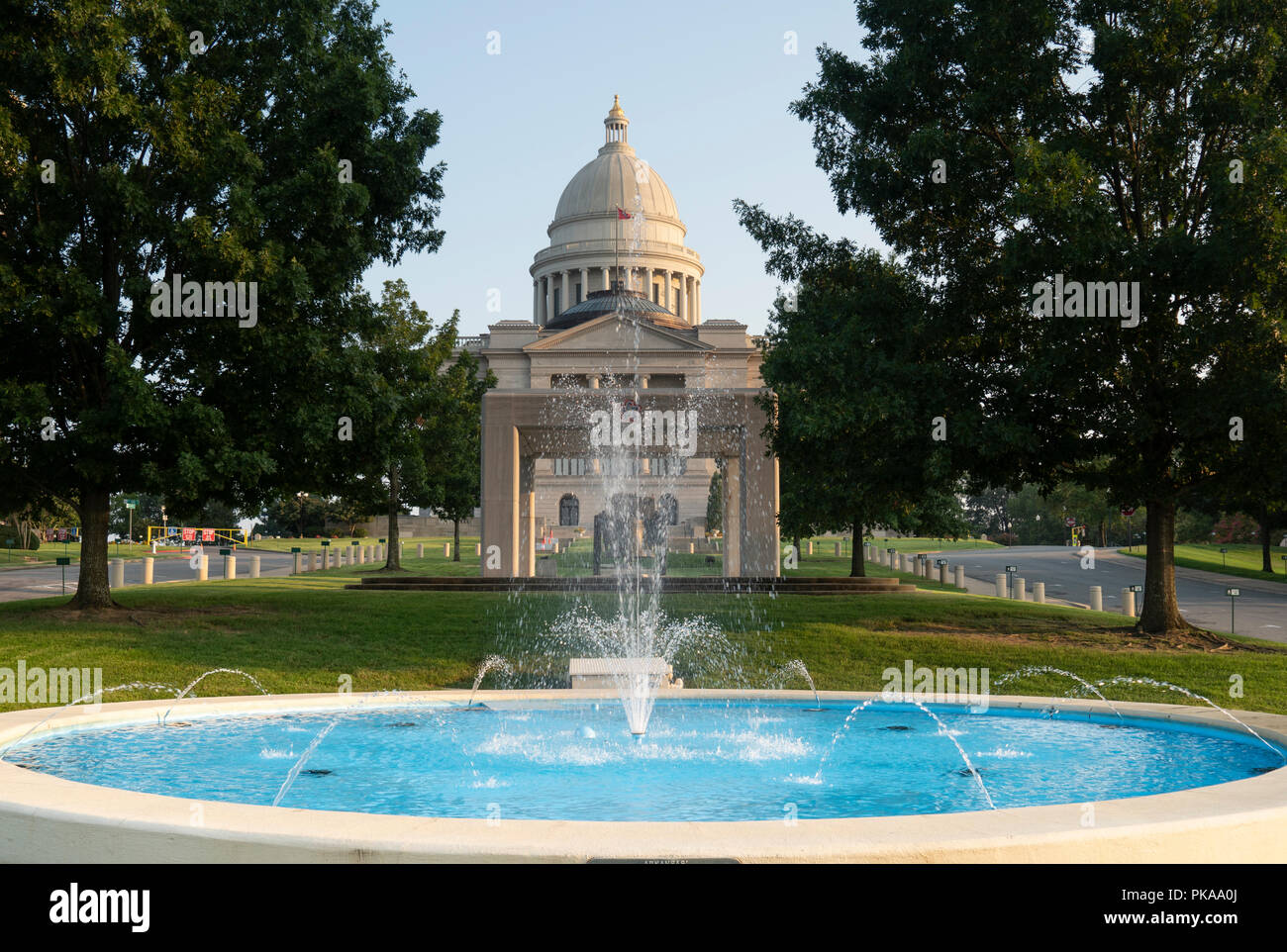 Der Rasen hat gerade rund um den Brunnen auf dem Gelände des State Capitol in der Innenstadt von Little Rock, AK gemäht worden Stockfoto