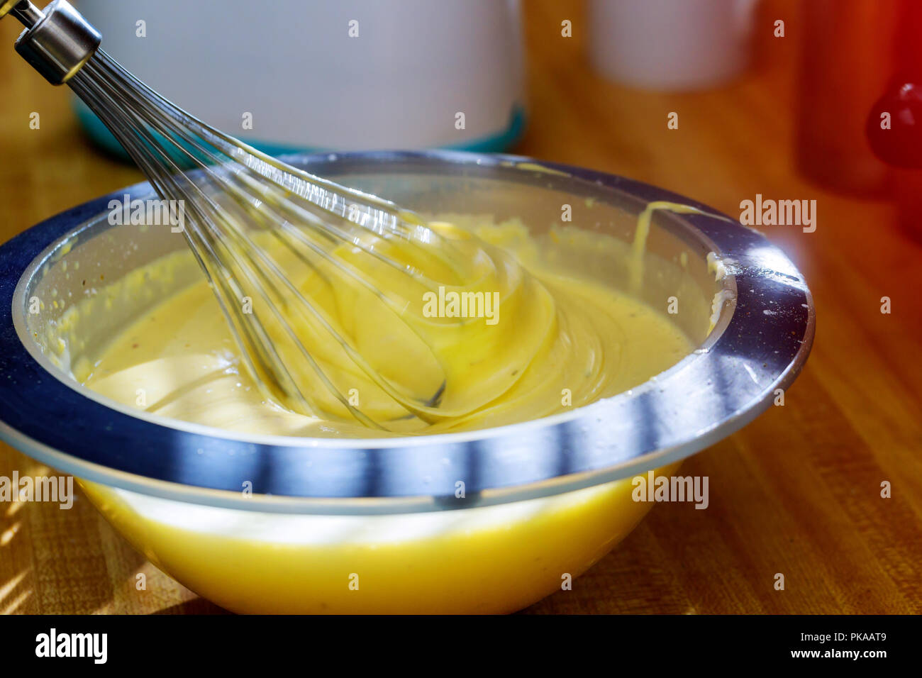 Mixer über Schüssel von Cookie Teig mischen flüssiger Teig zum backen Stockfoto