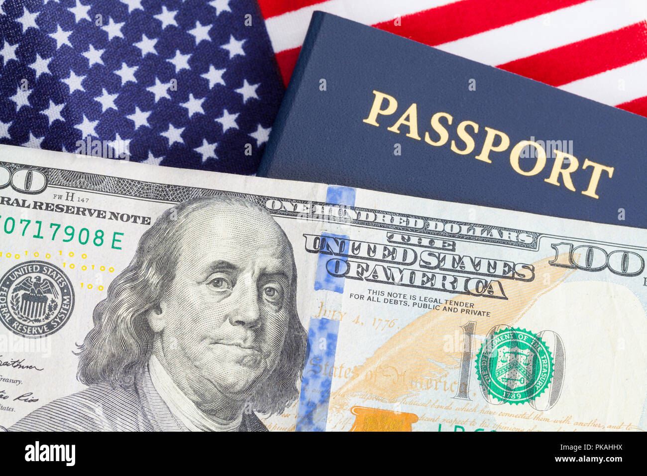 Blue Usa Reisepass und Amerikanische Flagge mit Geld. Stockfoto
