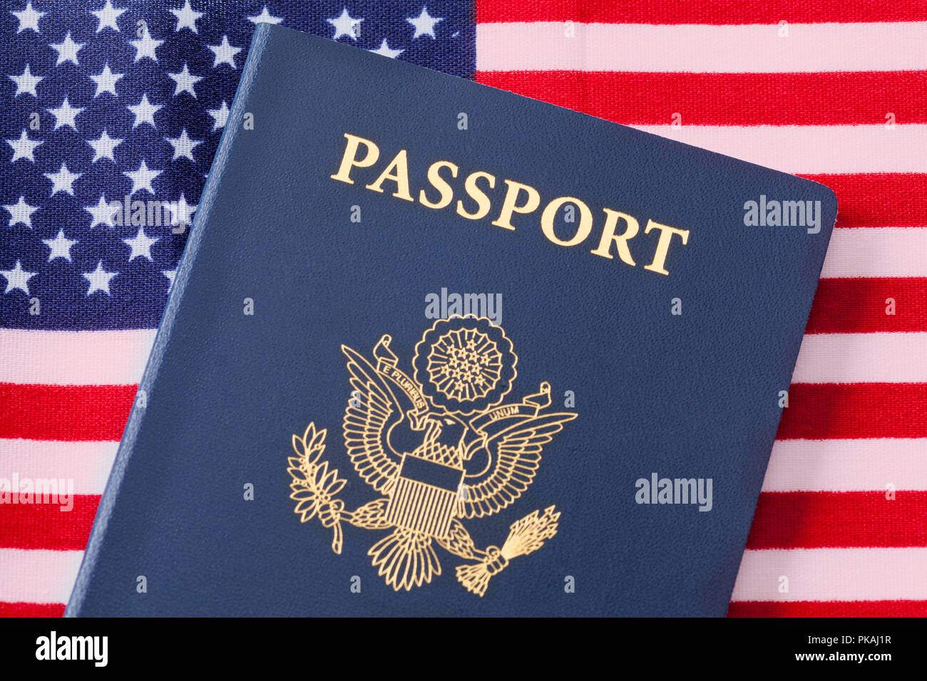 Blue Usa Reisepass und die amerikanische Flagge. Stockfoto