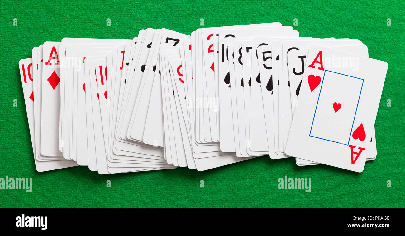 Deck der Karten auf dem Tisch ausbreiten. Stockfoto