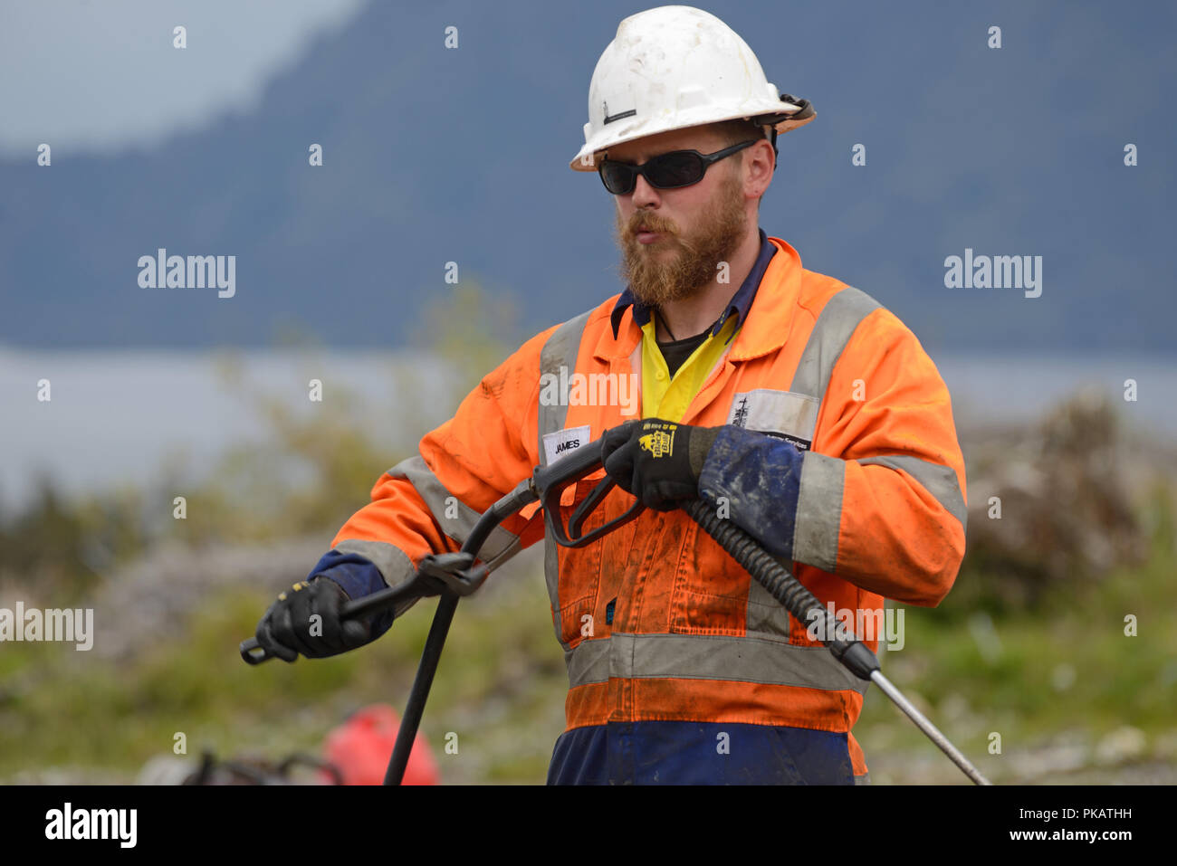 MOANA, NEUSEELAND, 27. Oktober 2017: Eine nicht identifizierte Ingenieur Rigs, ein Wasser blaster zur Reinigung an einem öl gut in der Vorbereitung für die Deckelung der w Stockfoto