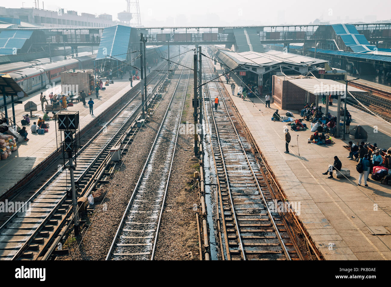 Delhi, Indien - 27. November 2017: Bahnhof Neu Delhi Plattform Stockfoto