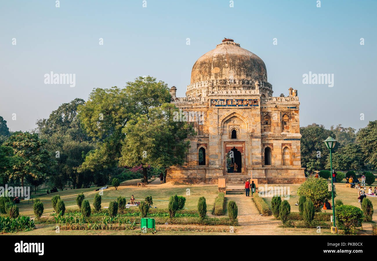 Delhi, Indien - 27. November 2017: Shish Gumbad und grüne Bäume und Menschen an Lodhi Garten Stockfoto