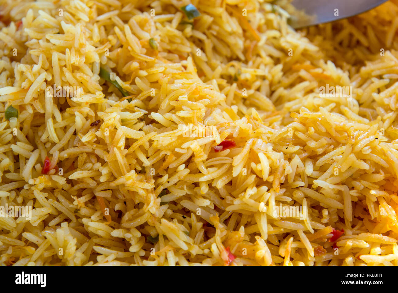 Eine Nahaufnahme von einem Gericht der herzhaften Reis mit einem authentischen indischen bedient werden, Curry, herzhaften Reis ist ein schönes Langkornreis. Stockfoto