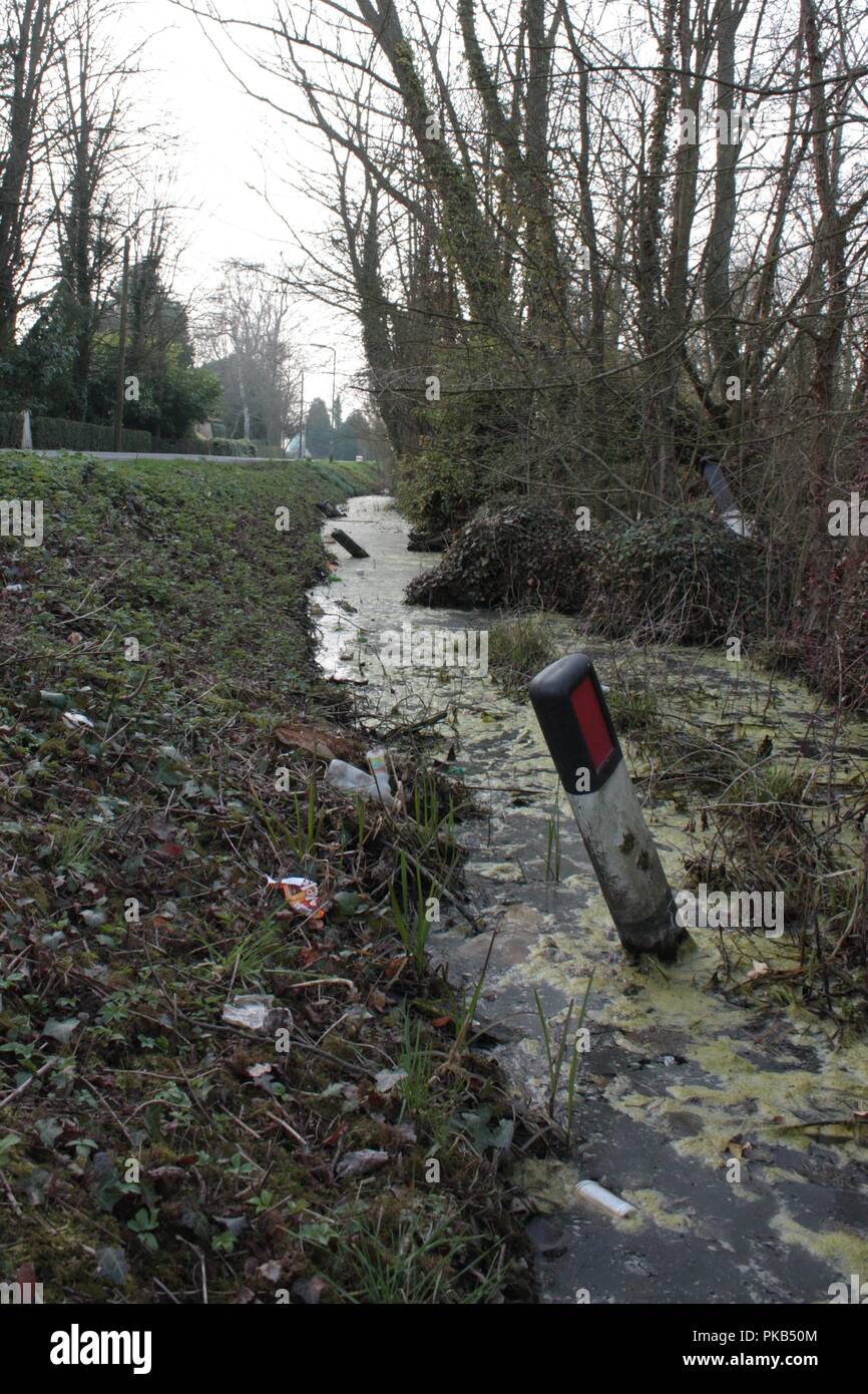 Straßenrand poller -Fotos und -Bildmaterial in hoher Auflösung – Alamy