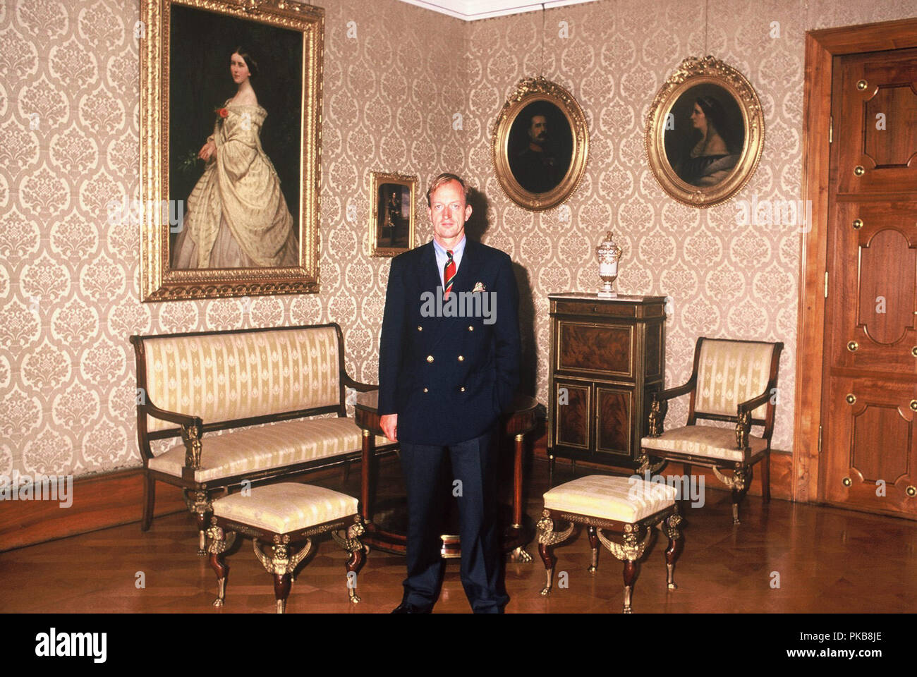 Erbprinz Karl Friedrich von Hohenzollern, als Winzer und Küfer im Schloss Sigmaringen - Burg Hohenzollern, Deutschland 1987. Der thronfolger Karl Friedrich, Prinz von Hohenzollern, arbeitet als Winzer und Cooper hier im Schloss Sigmaringen - Burg Hohenzollern, Deutschland 1987. Stockfoto