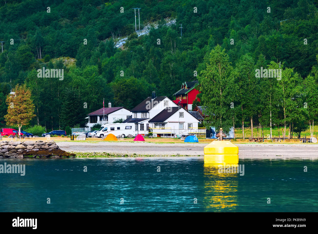 Norwegische Häuser, Zelte in der Nähe von Dorf und Sognefjord Fjordlandschaft in Flam, Norwegen. Tourismus Urlaub und Reisen Hintergrund Stockfoto