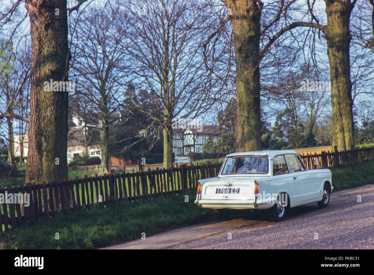 Triumph Herald in Gawsworth Dorf geparkt, Cheshire im April 1961 Stockfoto