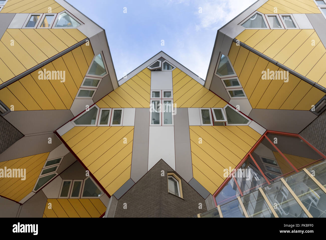 Innovative Häuser in Rotterdam in den Niederlanden gebaut, entworfen vom Architekten Piet Blom und auf dem Konzept der "Leben als städtisches Dach Stockfoto