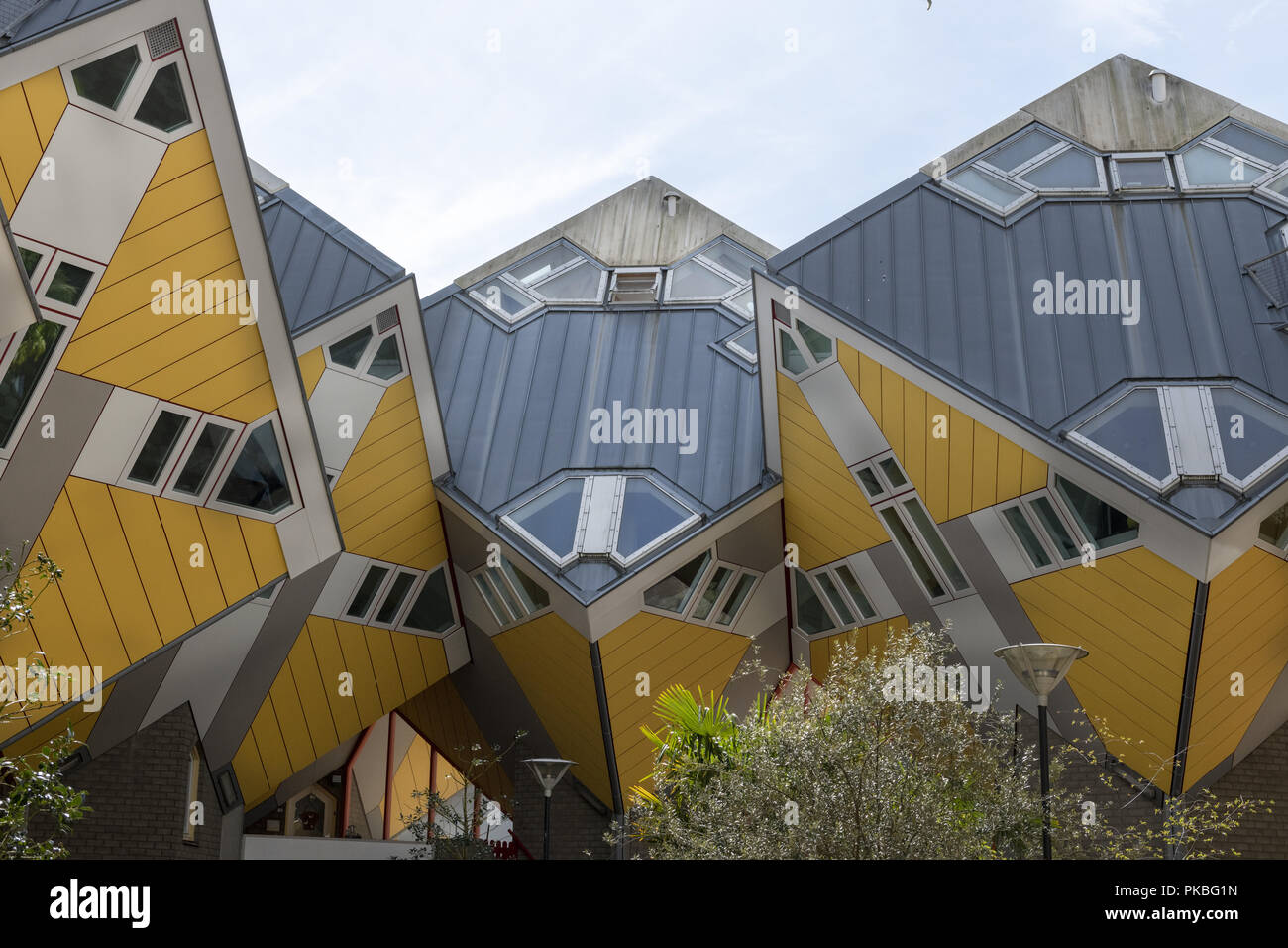 Innovative Häuser in Rotterdam in den Niederlanden gebaut, entworfen vom Architekten Piet Blom und auf dem Konzept der "Leben als städtisches Dach Stockfoto