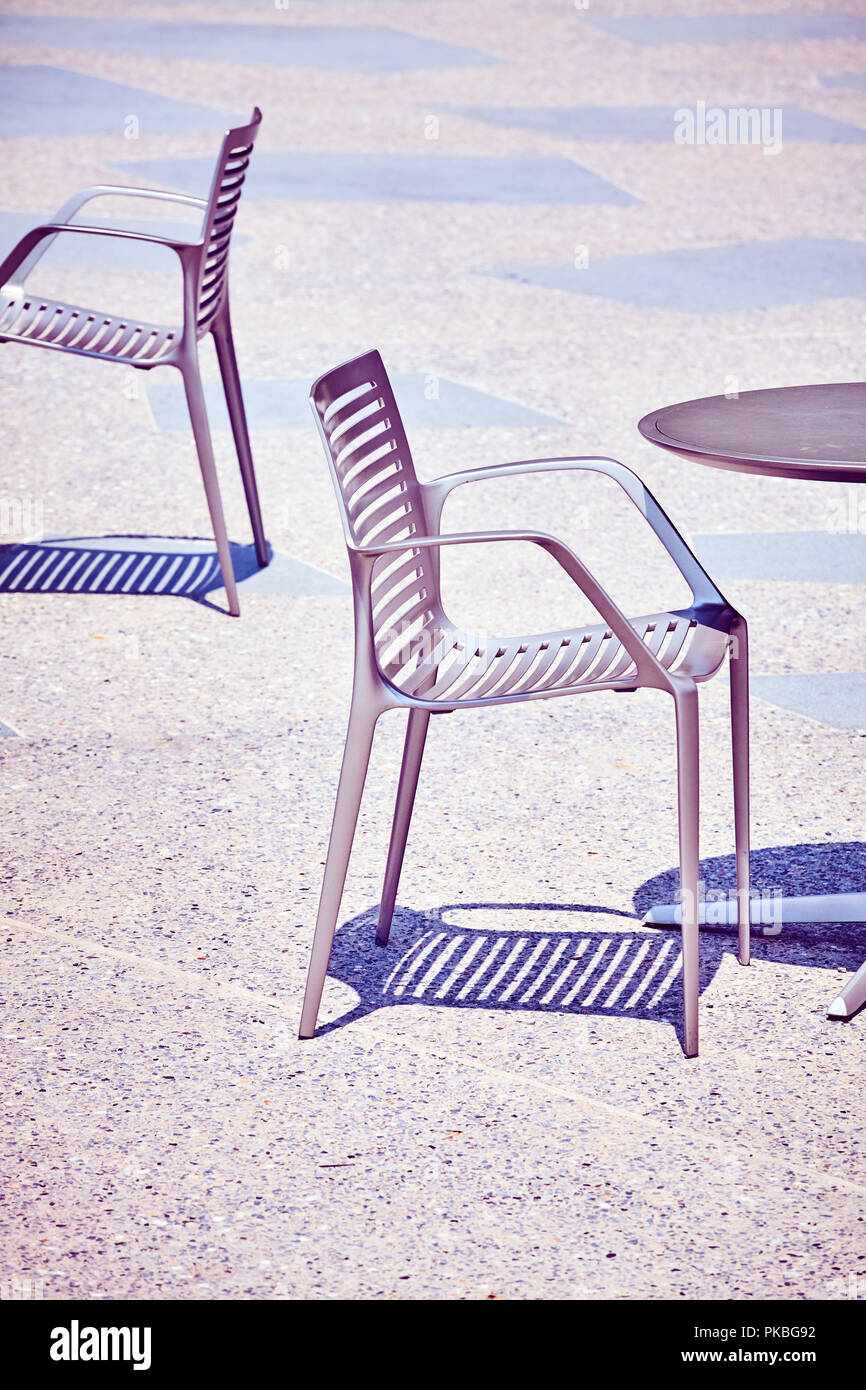Bild von Tisch und Stühlen im Freien, Farbe getonte Bild. Stockfoto