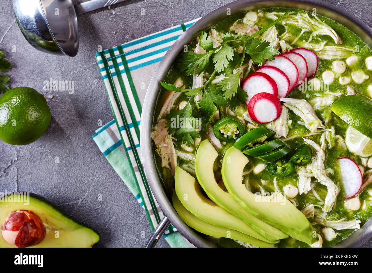 Draufsicht des Huhns Pozole Verde in einem Topf-mexikanischen Eintopf gefüllt mit Hühnerfleisch und hominy in einem warmen grünen Chile Brühe garniert mit radis Stockfoto