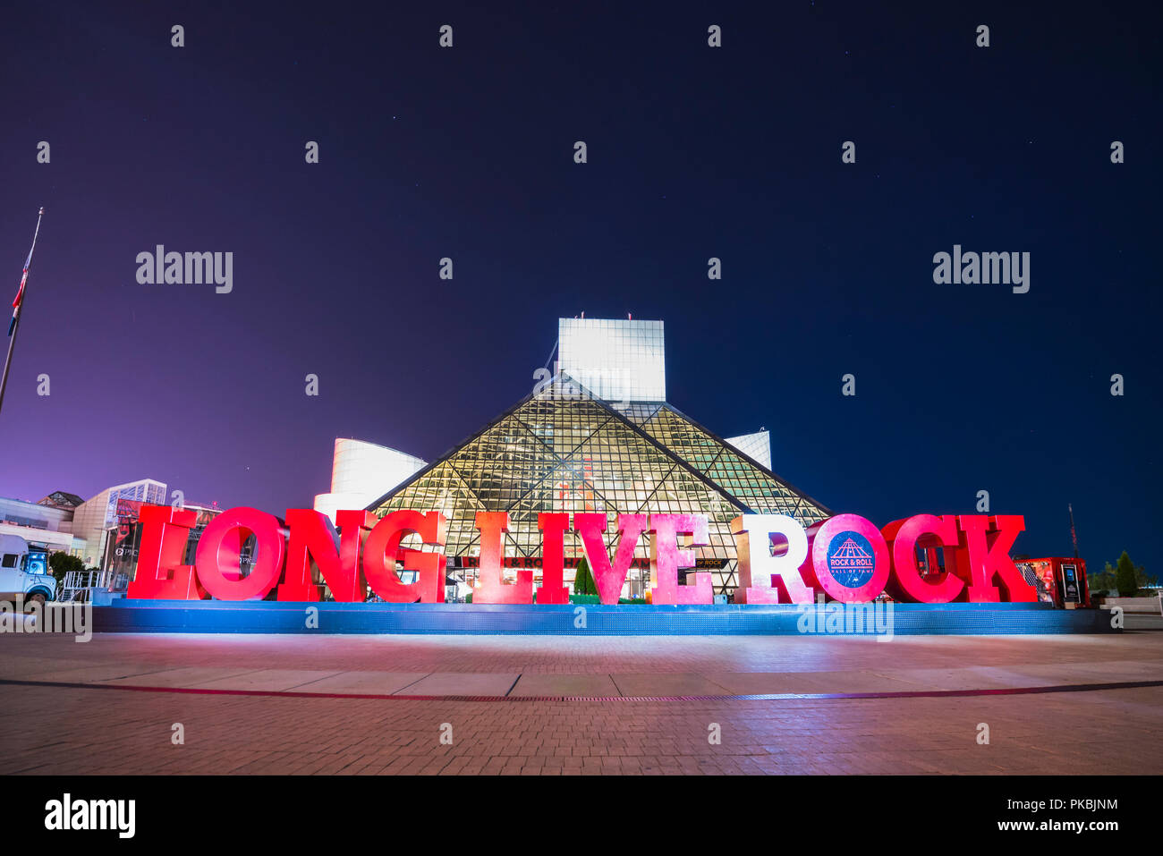 Rock and Roll Hall of Frame. Cleveland, Ohio, USA. 2-19-17: Rock and Roll Hall of Frame in der Nacht. Stockfoto