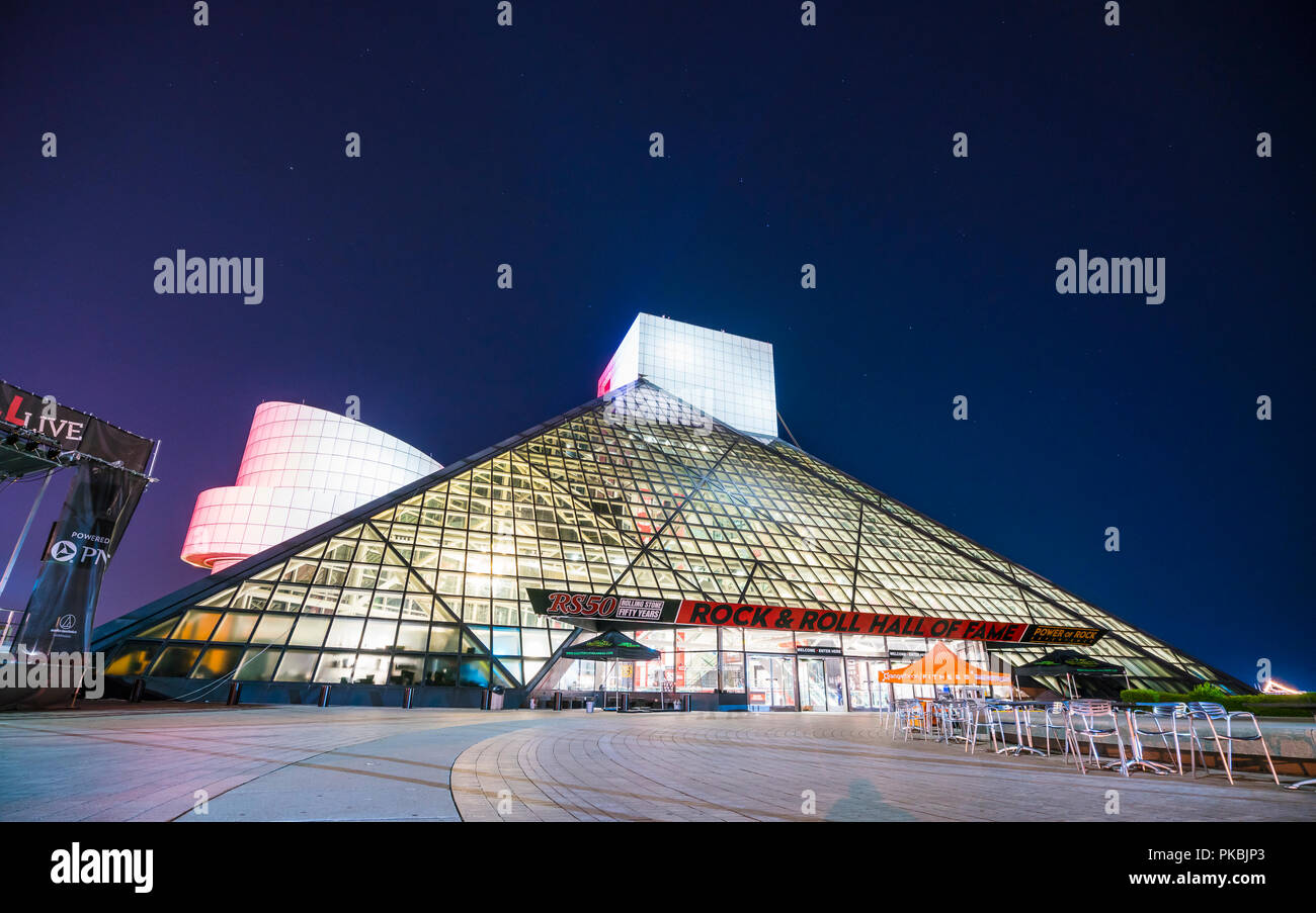 Rock and Roll Hall of Frame. Cleveland, Ohio, USA. 2-19-17: Rock and Roll Hall of Frame in der Nacht. Stockfoto