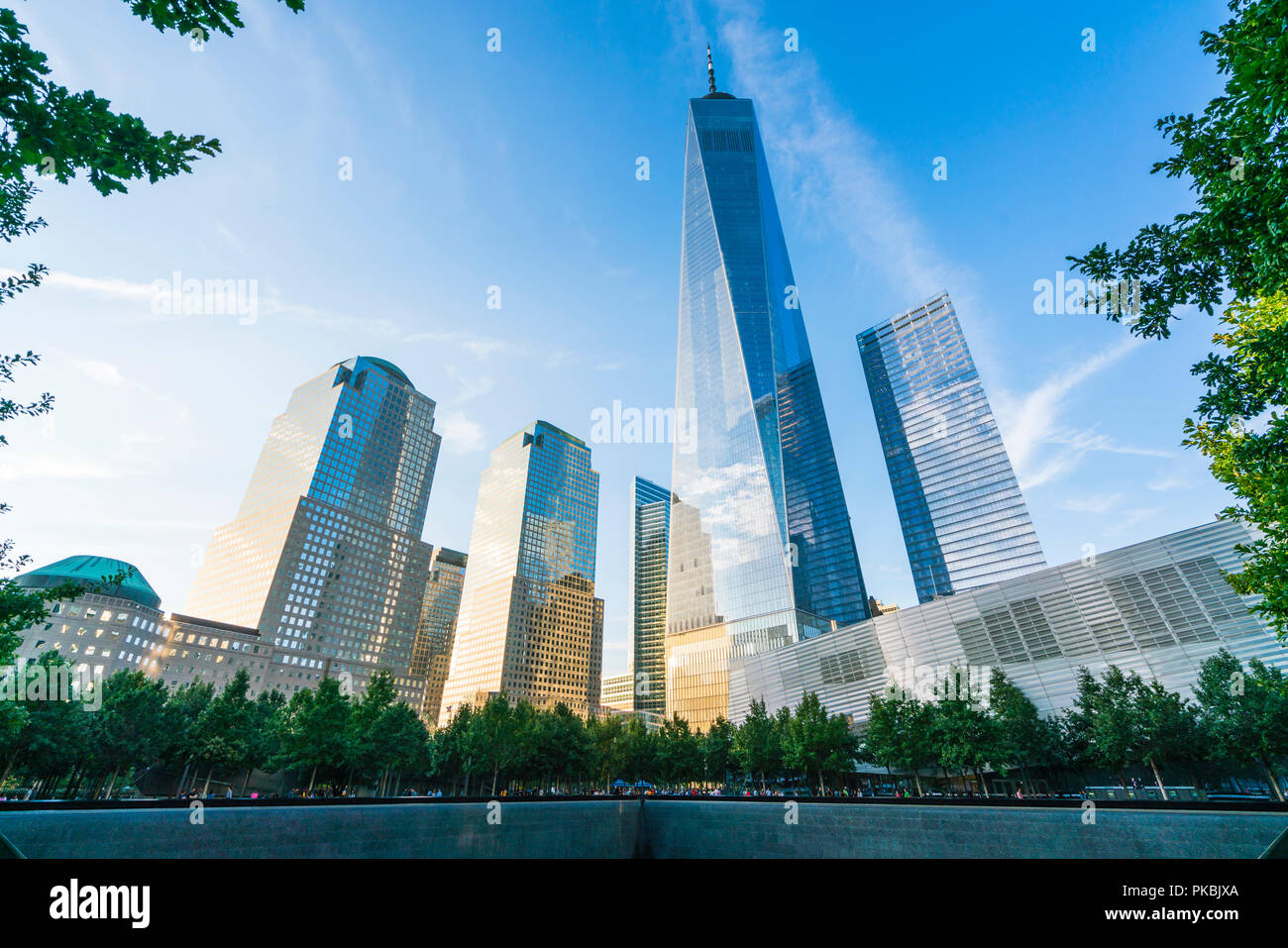 New York, NY, USA, 8-31-17: World Trade Center bei Sonnenuntergang mit Reflexion in Memorial Fountain, New York, USA. Stockfoto