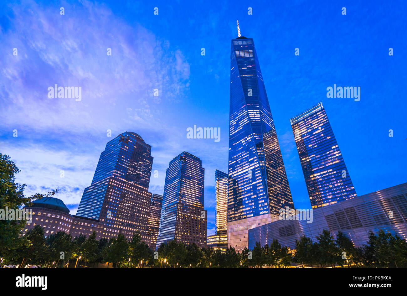 World Trade Center in der Dämmerung mit Reflexion in Memorial Fountain, New York, USA. Stockfoto