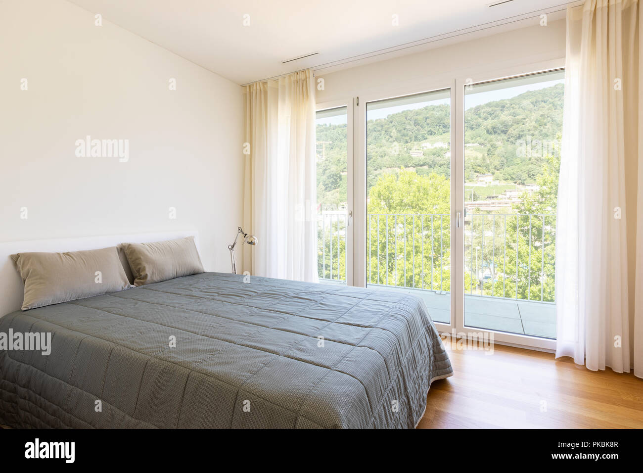 Schlafzimmer mit einem grossen Fenster Stockfoto