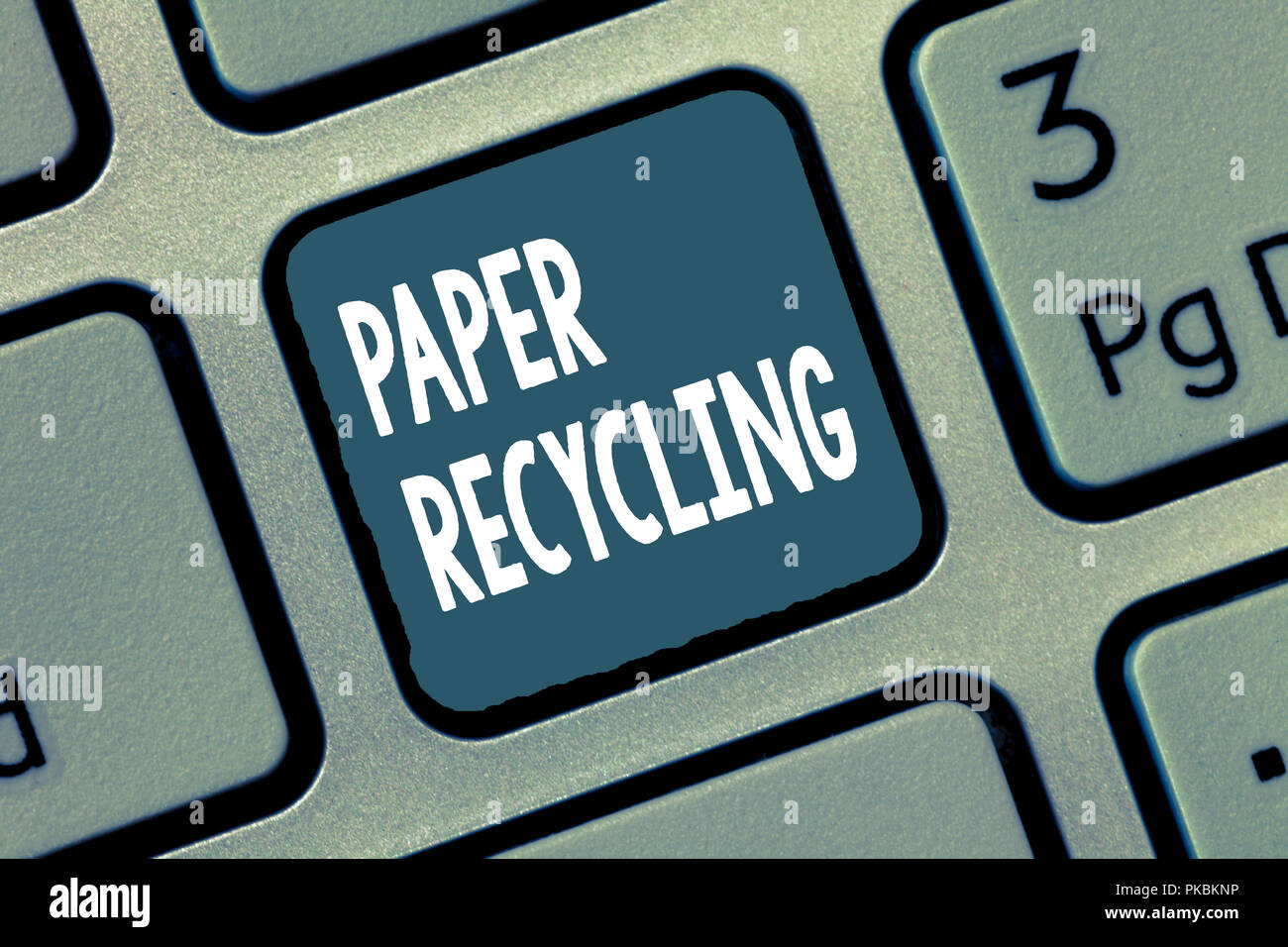 Konzeptionelle Hand schreiben, Papier Recycling. Business Foto präsentiert, bei der die Papiere in eine neue Art von Recycling. Stockfoto