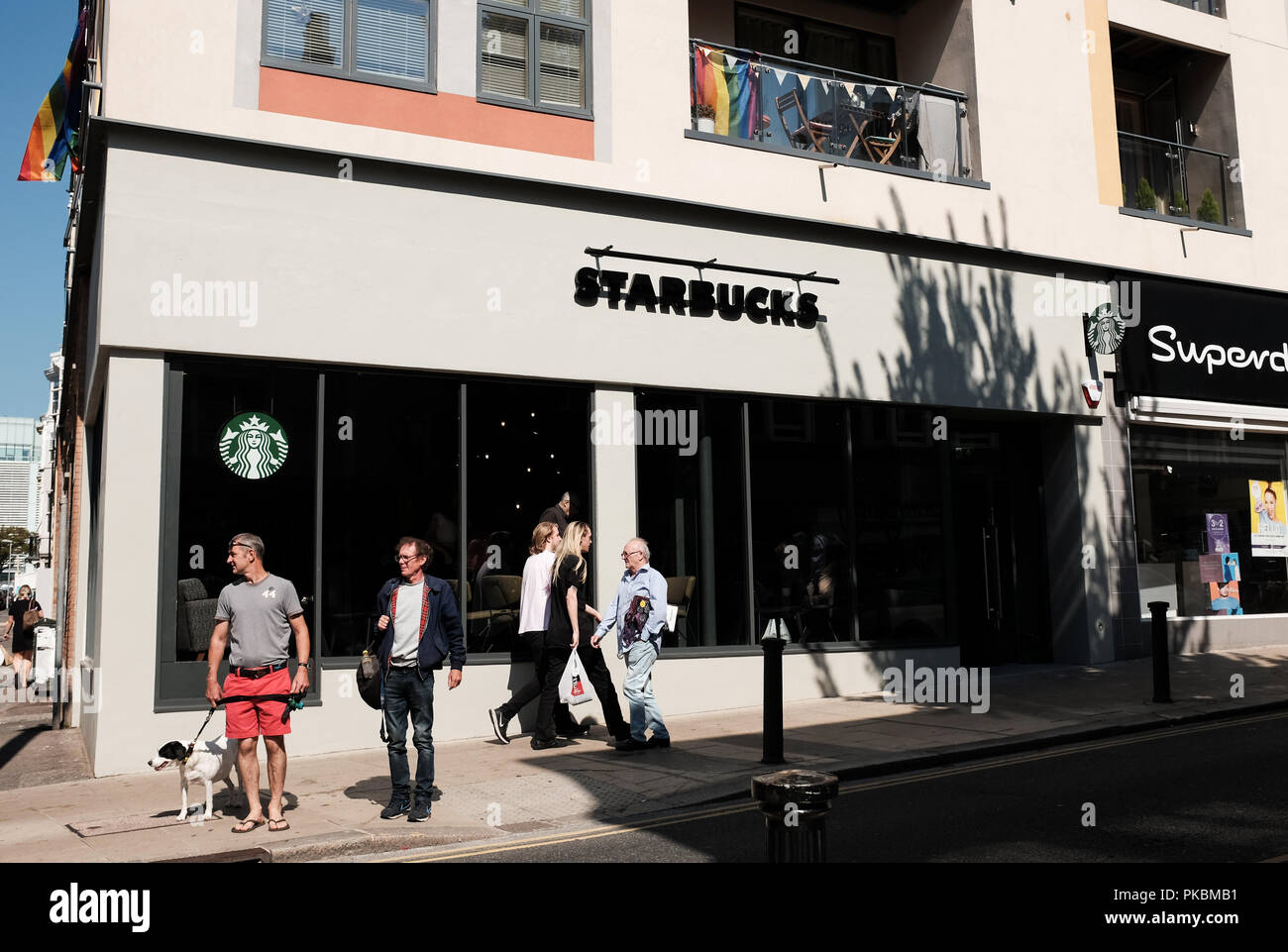 Vor kurzem eröffnet Starbucks Coffee House Cafe in St. James's Street Kemp Town Brighton Foto aufgenommen von Simon Dack Stockfoto