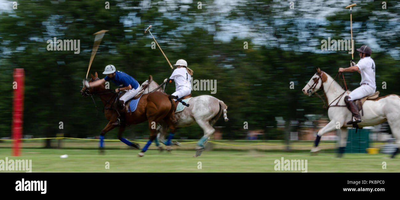 Niagara Polo empfohlene zwei chukker Spiele mit Spielern aus der Toronto Polo Club, traditionelle divot Stomp mit Sekt und halb-Unterhaltung. Stockfoto