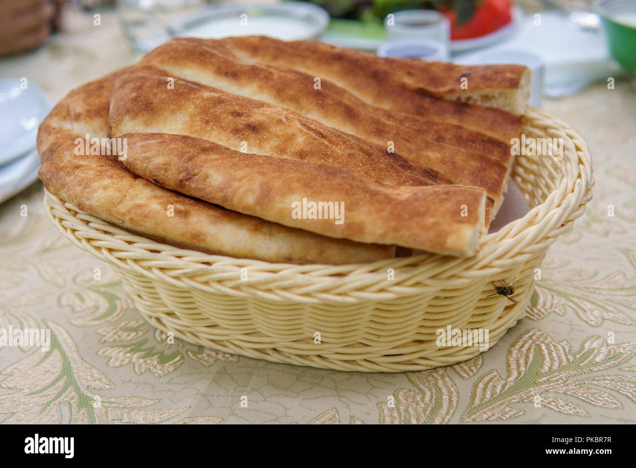 Frische hausgemachte Brot in einem weissen Korb. Frühstückstisch. Stockfoto