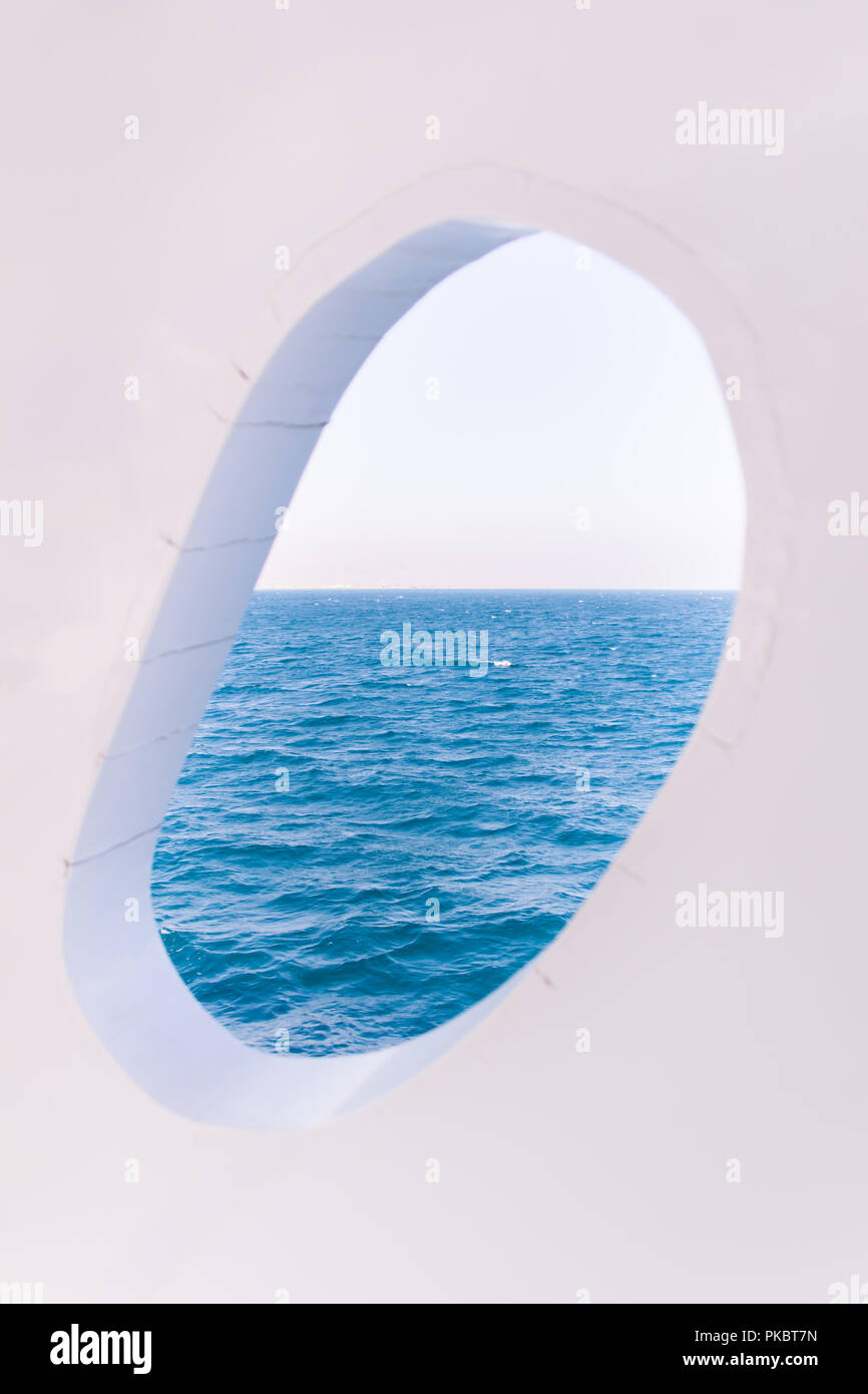 Weiße Boot knisterte Fenster auf blauen Himmel und Meer Stockfoto