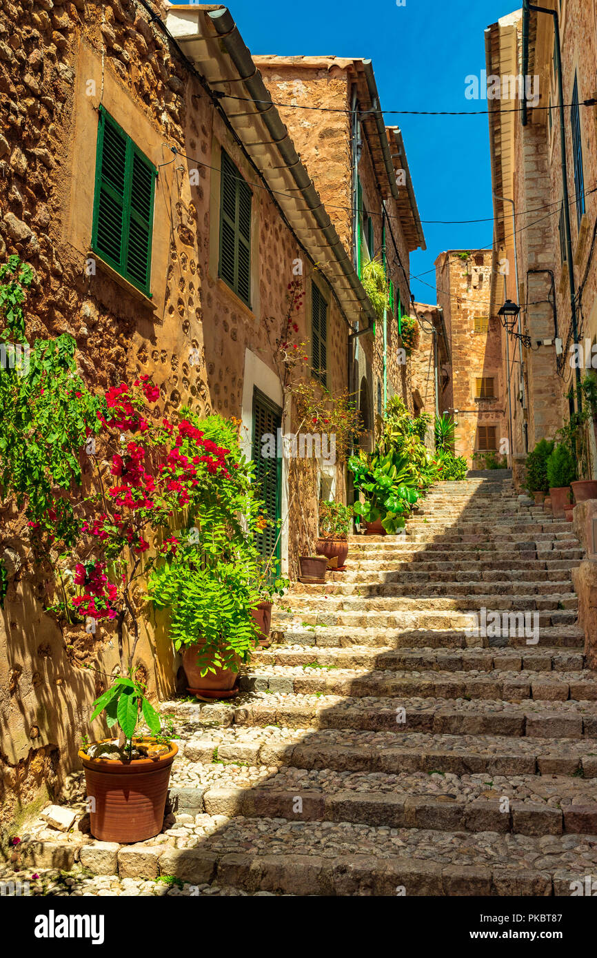 Malerische Straße am alten Dorf Fornalutx auf Mallorca, Spanien Stockfoto