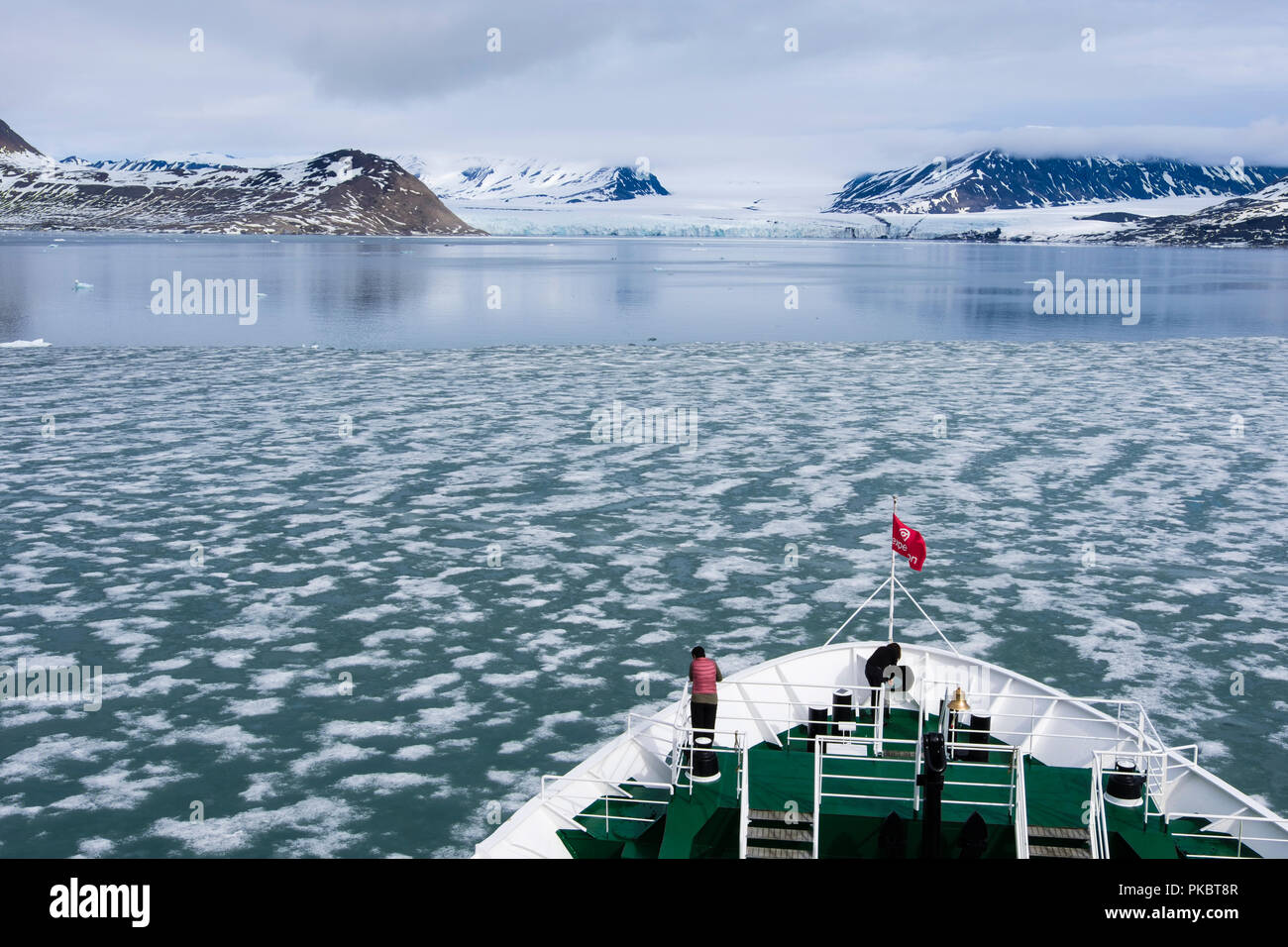 G Adventures Expedition Kreuzfahrtschiff Bogen im Sommer durch dünnes Meereis in Richtung eines Gletschers in einem Fjord. Spitzbergen-Spitzbergen-Spitzbergen-Archipel Norwegen Stockfoto G Adventures Expedition Kreuzfahrtschiff Bogen im Sommer durch dünnes Meereis in Richtung eines Gletschers in einem Fjord. Spitzbergen-Spitzbergen-Spitzbergen-Archipel Norwegen Stockfoto