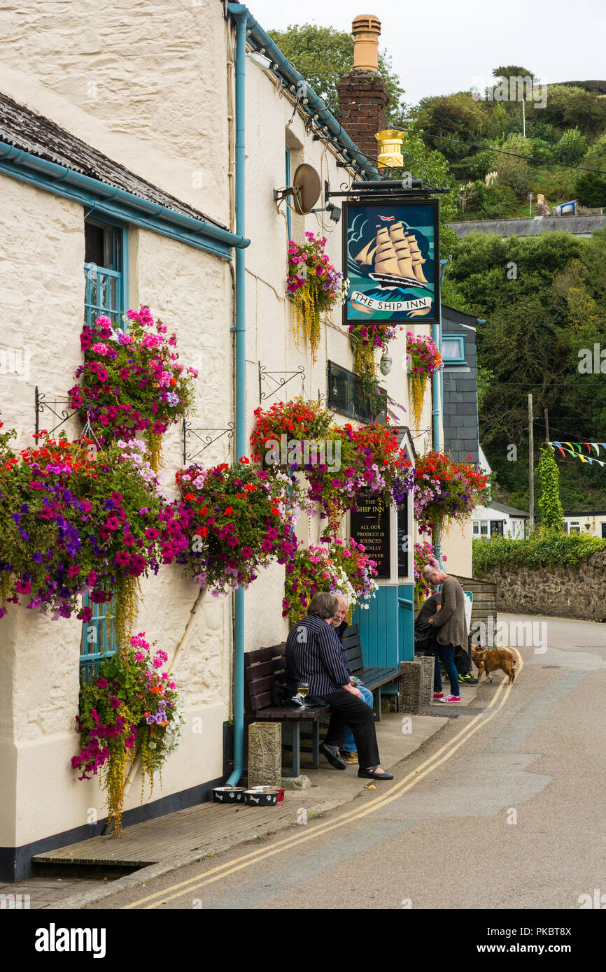 Das Schiff Inn at Pentewan, St Austell, Cornwall, England, Großbritannien mit Ampeln eingerichtet. Stockfoto