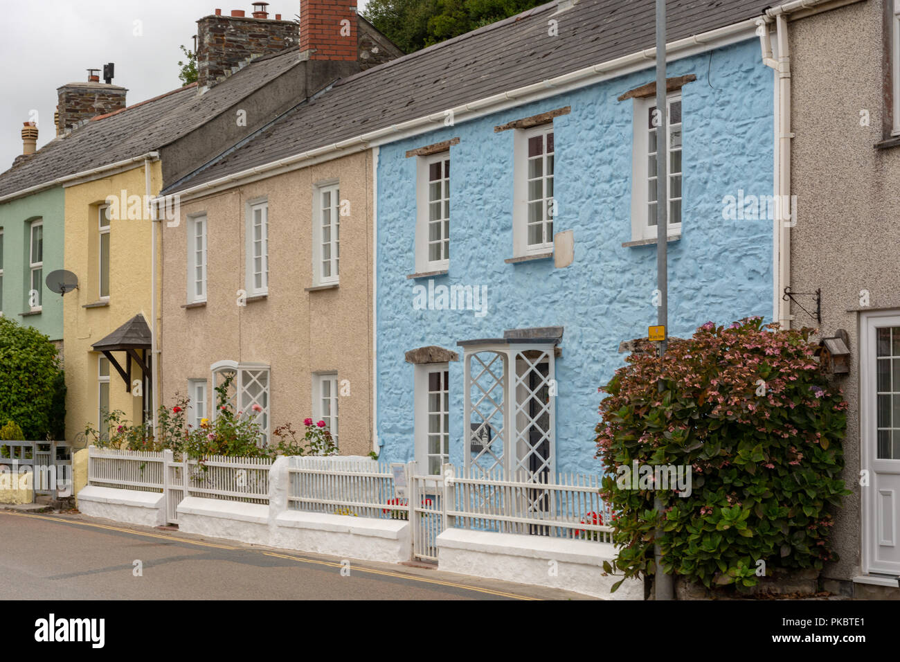 Reihe von Pastelltönen bemalt Reihenhäuser Stadthäuser in Pentewan, St Austell, Cornwall, England, Großbritannien Stockfoto