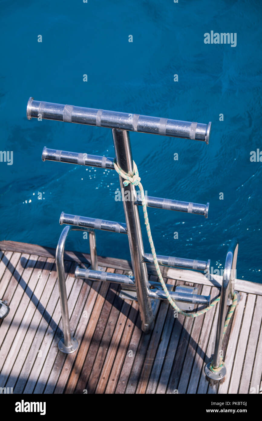 Edelstahl Tauchboot Leiter in Push Grube mit Meeresrauschen im Hintergrund Stockfoto