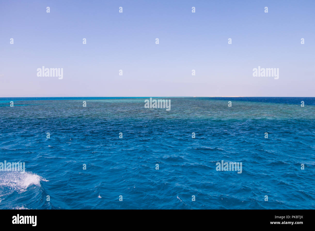 Türkisblaues Wasser in ägyptischen Roten Meer Riffe Stockfoto
